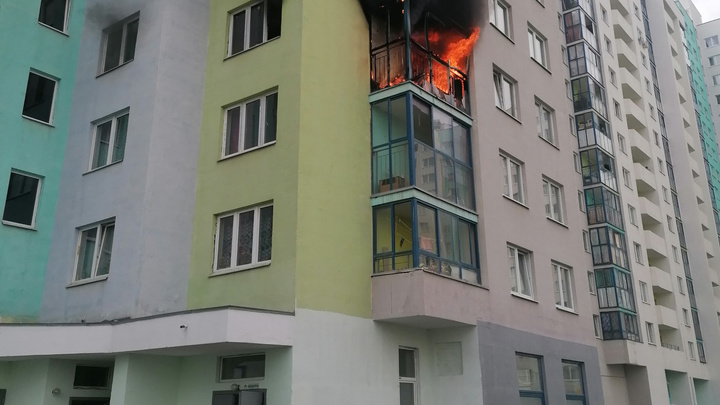 Пламя вырывалось на улицу: в Академическом загорелась квартира