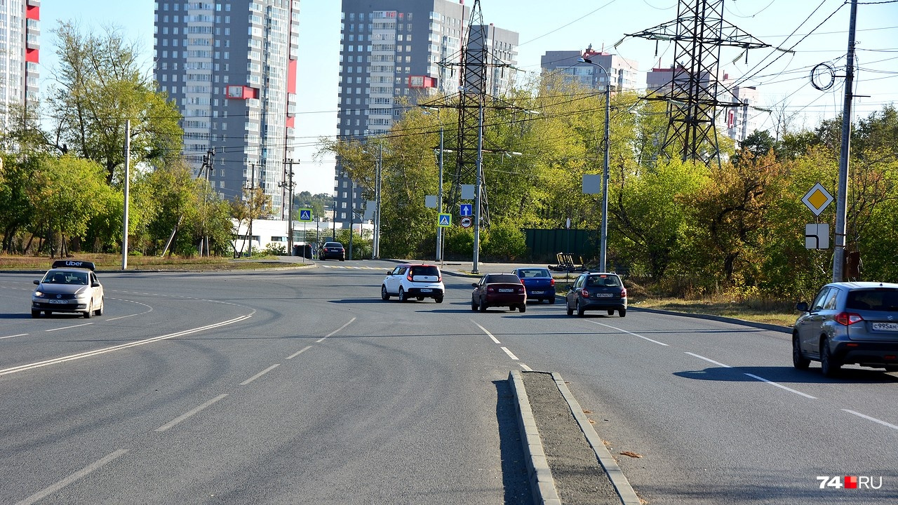 На перекрестке у «Родника» конфликтуют автомобили, которые выезжают с парковки (две левые полосы), и те, что едут по основным полосам с уходом на Северо-Крымскую