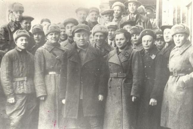 Директор завода Абрам Быховский (в центре) с делегатами Северо-Западного фронта, приехавшими за продукцией