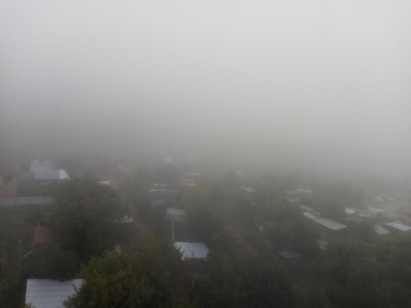Поселок Горный тоже скрылся под туманом