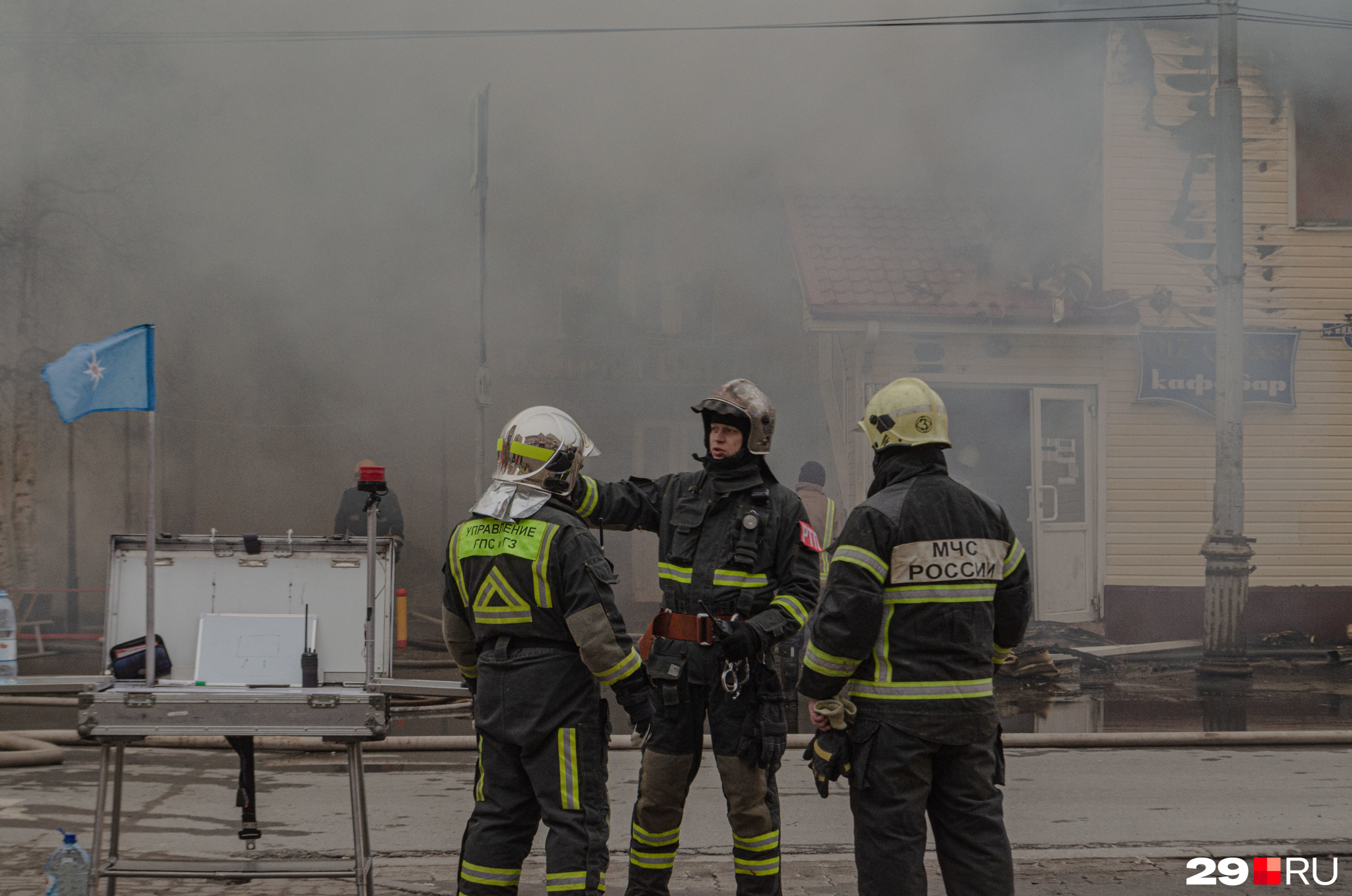 На месте развернули штаб пожаротушения На месте развернули штаб пожаротушения