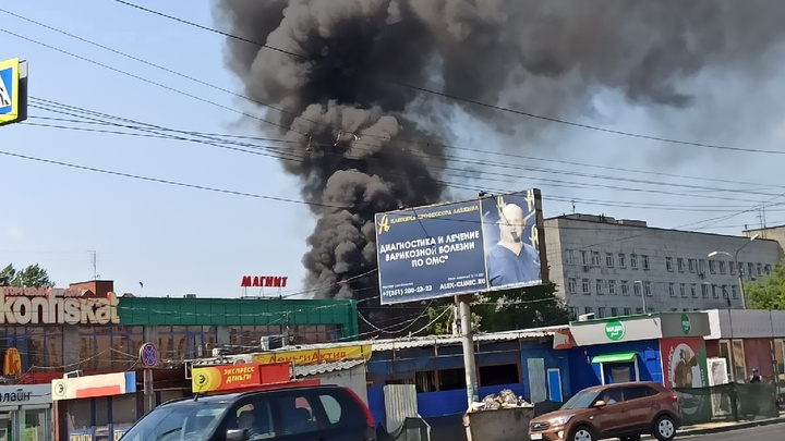 Взрыв и столб черного дыма: на челябинском рынке вспыхнул пожар