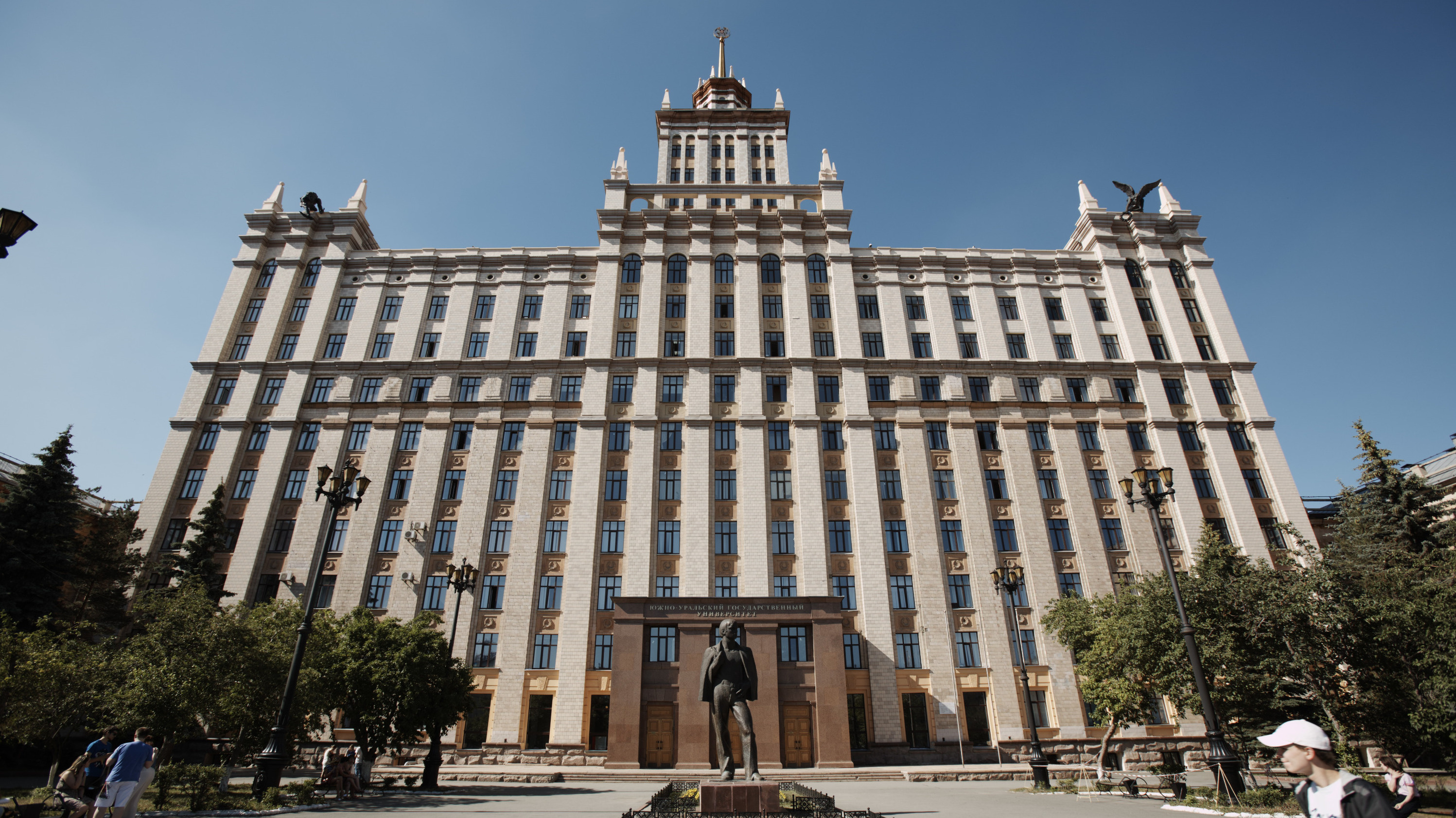 Ректор ЮУрГУ проводит личные встречи с будущими студентами, где можно получить информацию из первых уст Ректор ЮУрГУ проводит личные встречи с будущими студентами, где можно получить информацию из первых уст