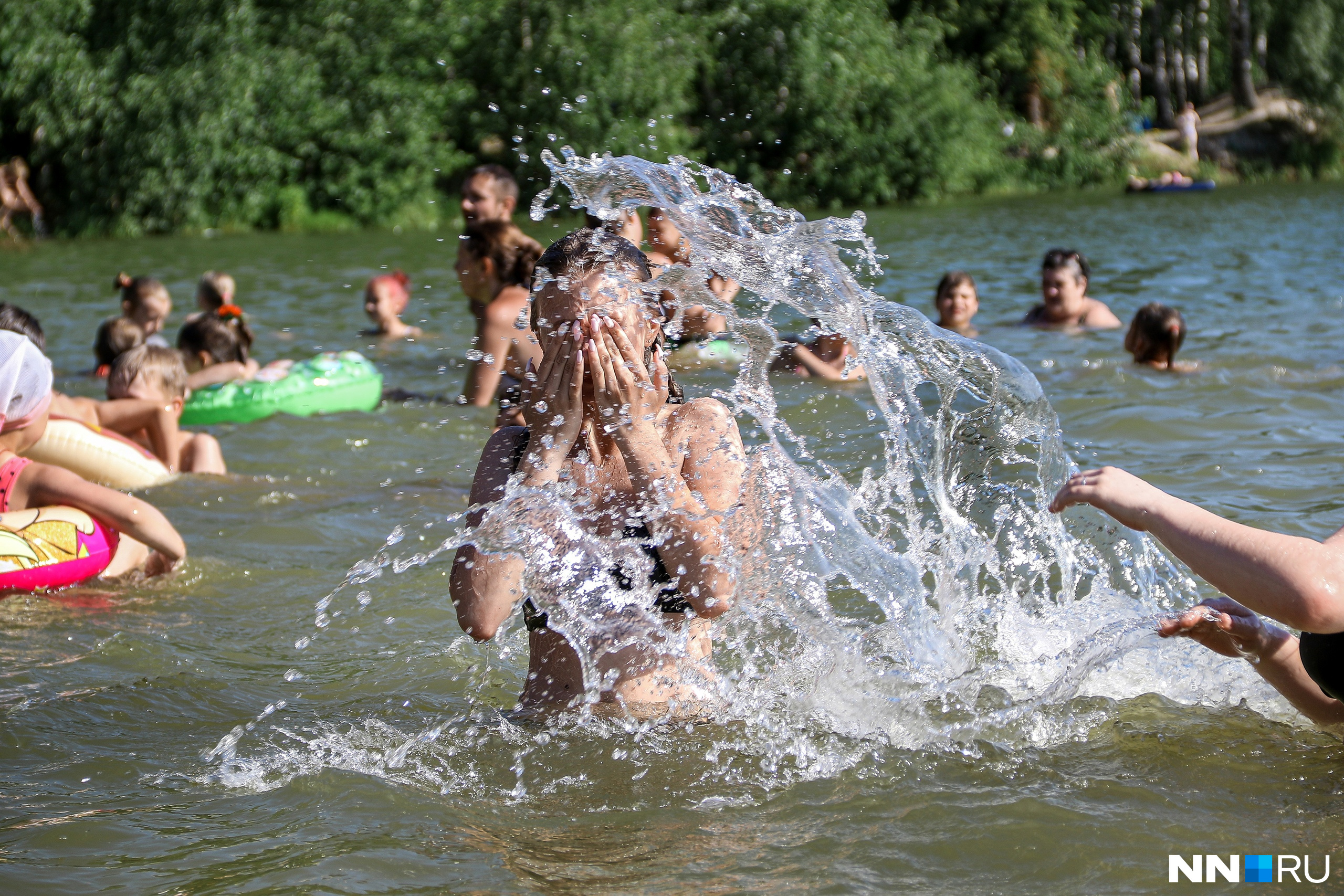 Новости с водоемов нижний новгород. Сезон купания. В минералке купаться. Дети купаются в озере. Женщины купаются без одежды.