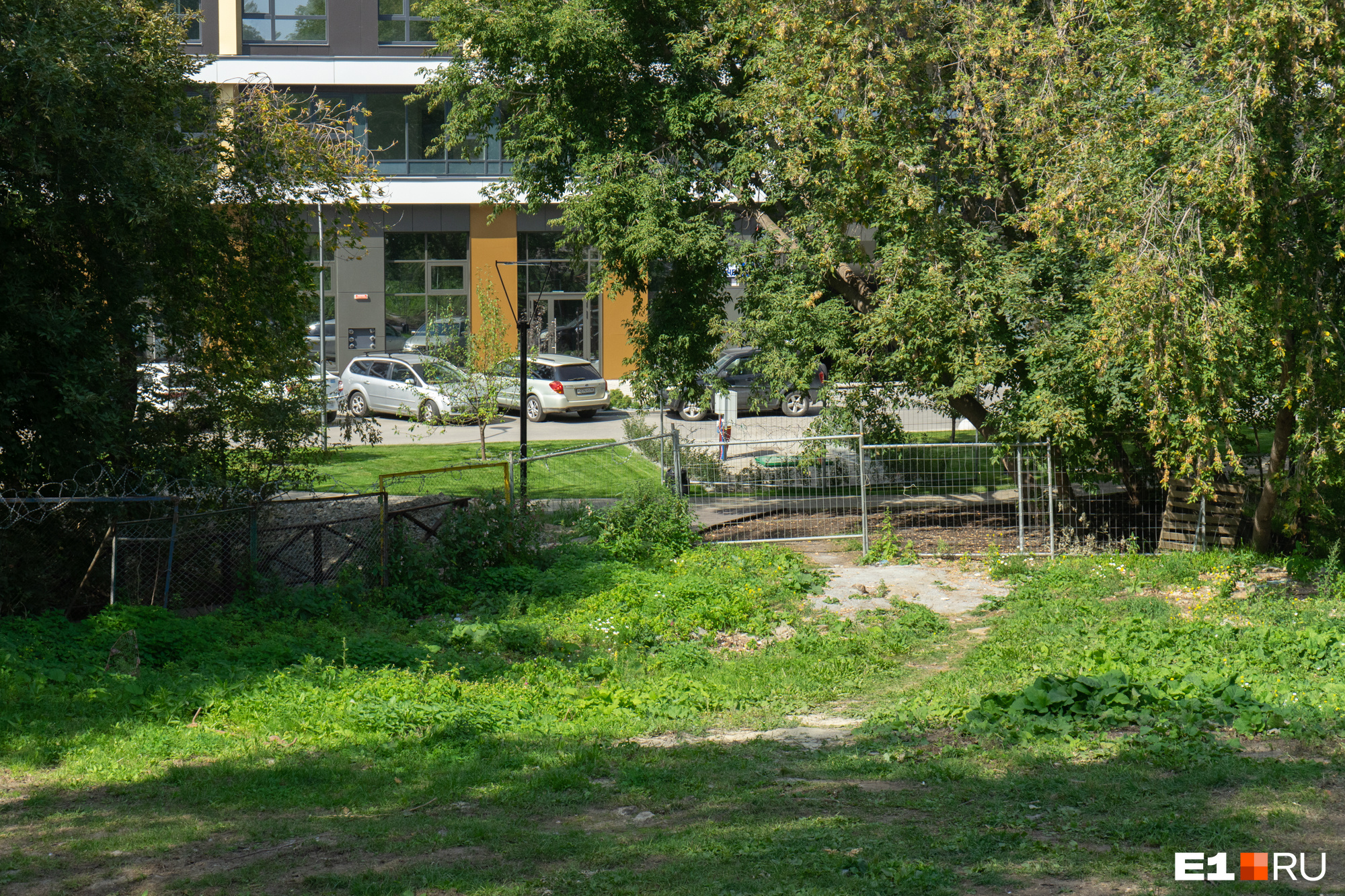 Дорожка выводит ко входу со стороны Clever Park и участку, который используется парком как хозяйственный двор
