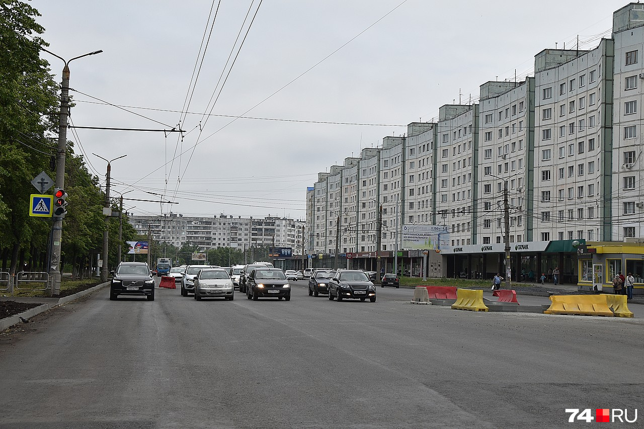 В теории ширины проспекта хватает под четыре полосы для движения в каждом направлении, но для автомобилей оставят две. Помимо них появятся полосы для общественного транспорта, для велосипедов и разделительная переменной ширины В теории ширины проспекта хватает под четыре полосы для движения в каждом направлении, но для автомобилей оставят две. Помимо них появятся полосы для общественного транспорта, для велосипедов и разделительная переменной ширины