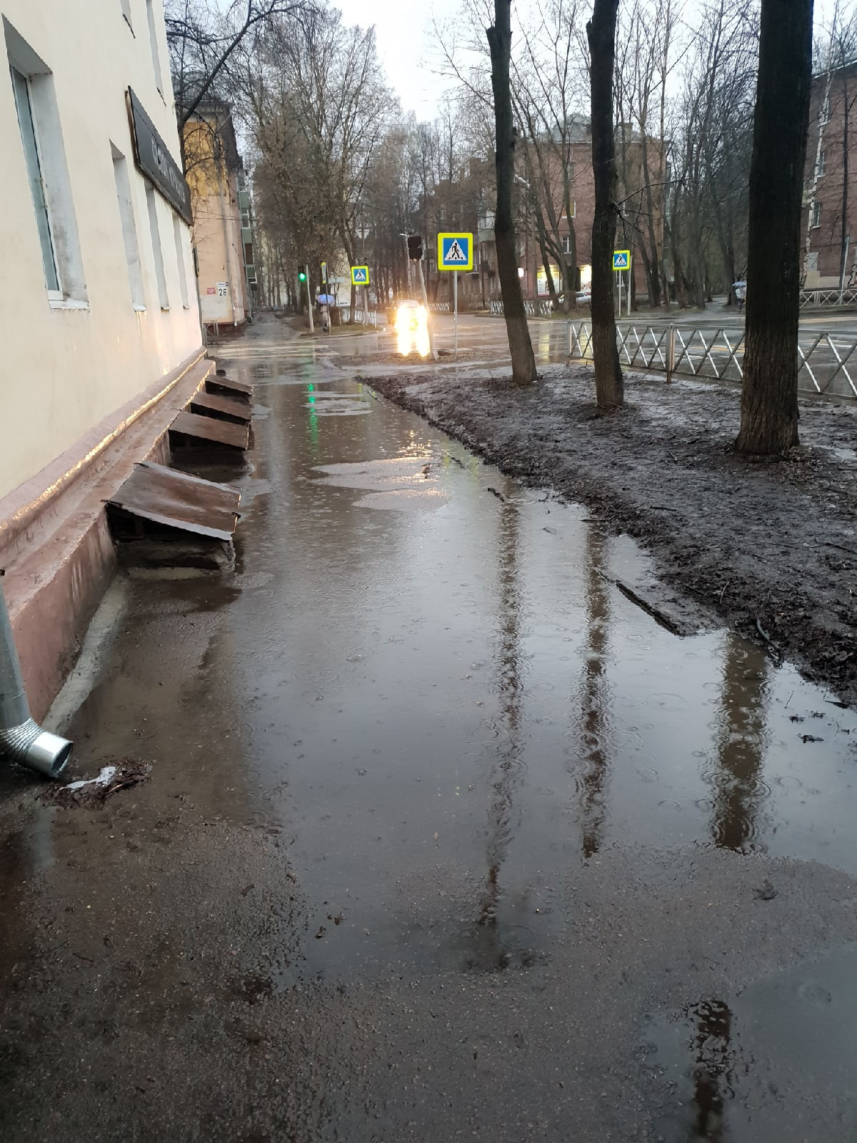 Перекресток Чехова и Свердлова. Идти по воде или по грязной жиже? Перекресток Чехова и Свердлова. Идти по воде или по грязной жиже?