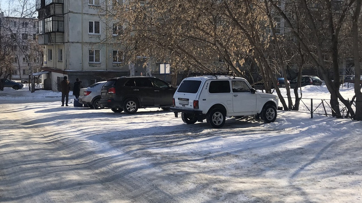 Газон и резон. Челябинец получил штраф 60 тысяч рублей за спорную парковку во дворе