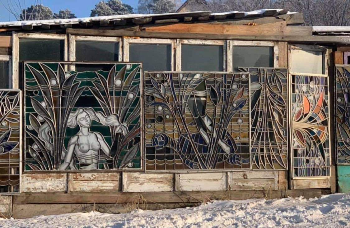 Исторические витражи вместо забора в с. Елыкаево Исторические витражи вместо забора в с. Елыкаево