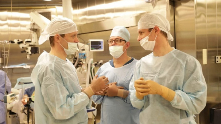 Человек после операции не выпадает из жизни: как возвращают зрение в Центре МНТК «Микрохирургия глаза»