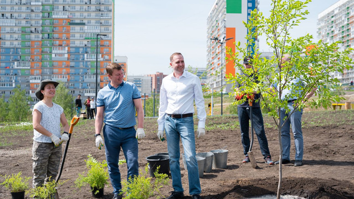 Сбер совместно с главой Красноярска высадил зелёную композицию в парке микрорайона Солнечный
