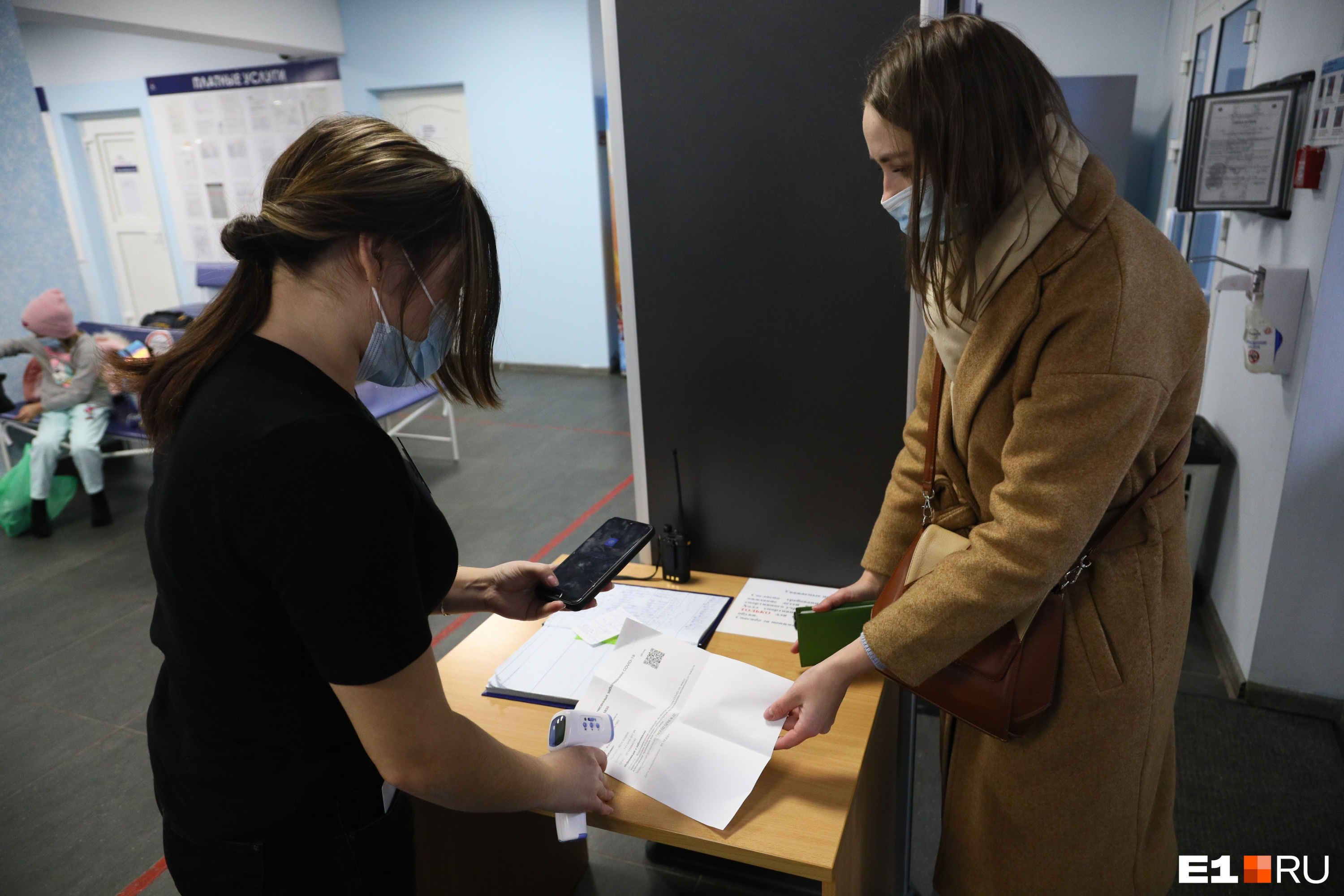 Чтобы попасть в COVID-free зоны, нужно иметь с собой QR-код либо в распечатанном виде, либо в электронном. Также не забывайте взять документ, удостоверяющий личность