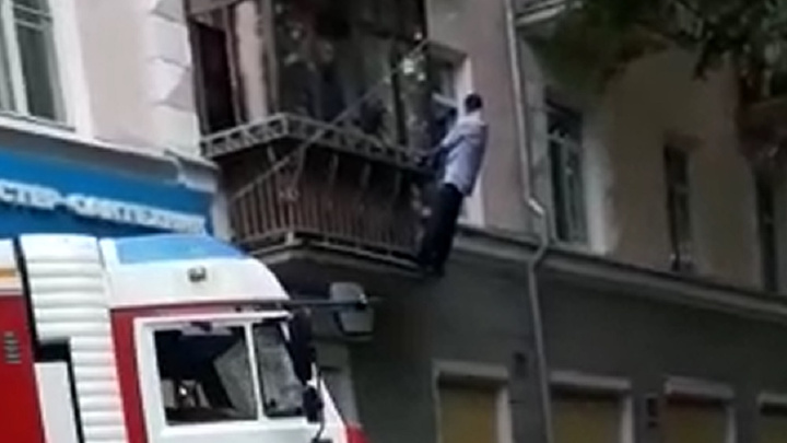 На Уралмаше сотрудники МЧС сняли мужчину с его собственного балкона и передали полиции