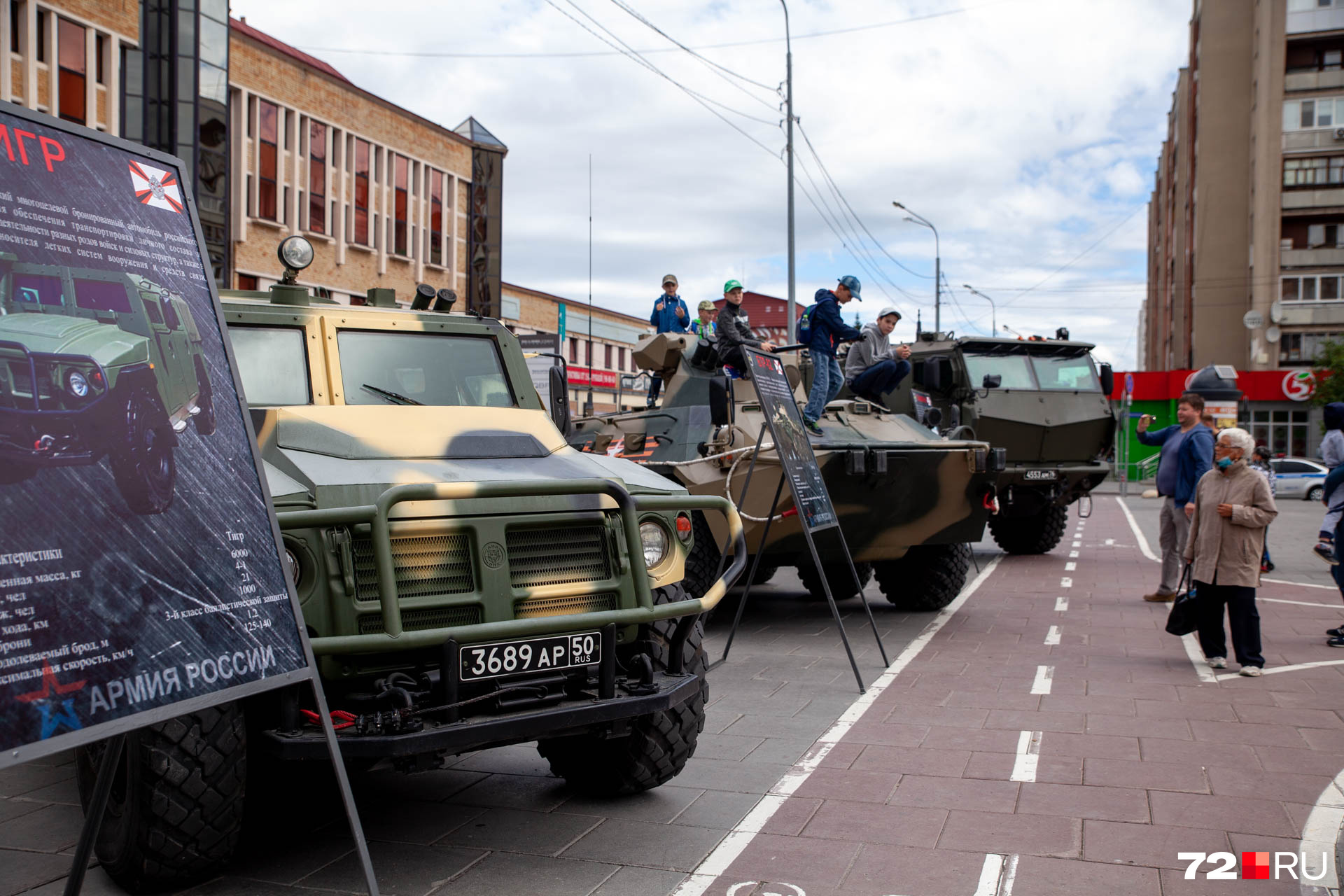 На площадь пригнали военную технику. Детям разрешили даже полазить по ней На площадь пригнали военную технику. Детям разрешили даже полазить по ней
