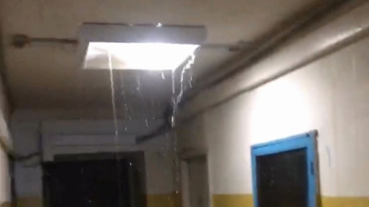 «Никто к вам не приедет ремонтировать!» В Екатеринбурге вода с крыши заливает подъезд, но УК бездействует. Видео