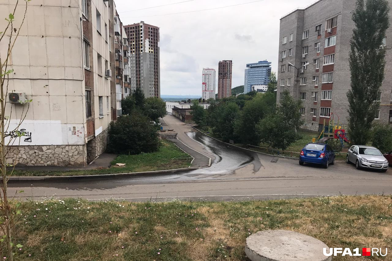 ...и стекает на соседнюю ...и стекает на соседнюю