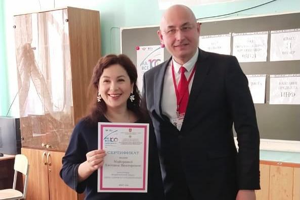 На память о ЕГЭ — сертификат и фото с министром образования и науки Александром Кузнецовым