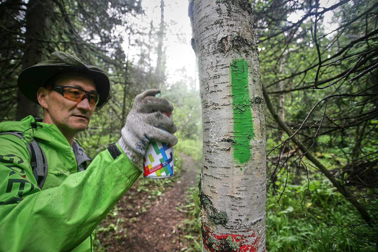 Раис Габитов делает маркировку на дереве — так и прокладывается тропа
