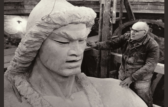 Скульптура героя полтора месяца на ленинградском заводе «Монументскульптура»