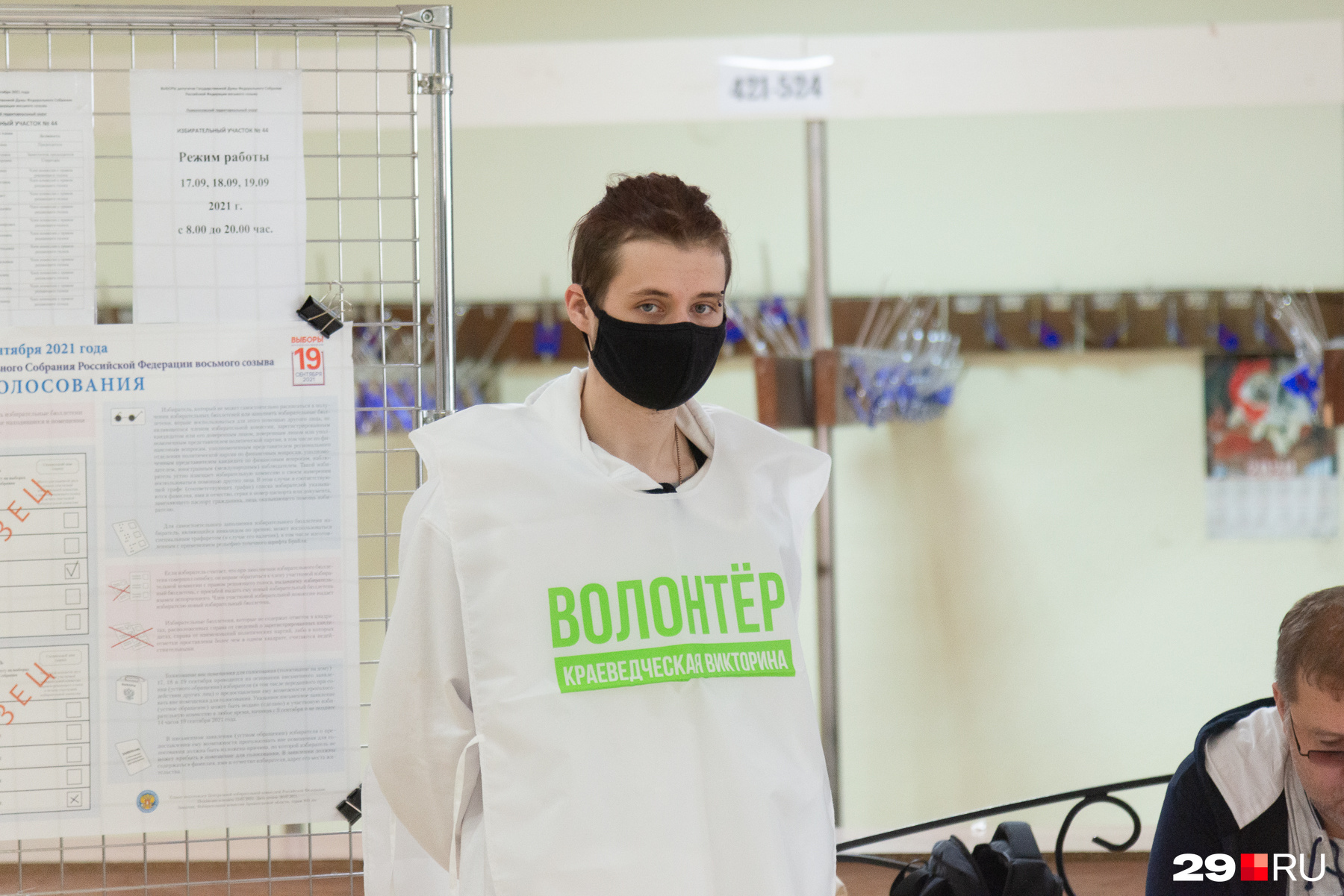 Среди волонтеров много юных лиц, правда, закрытых. Такие уж реалии Среди волонтеров много юных лиц, правда, закрытых. Такие уж реалии