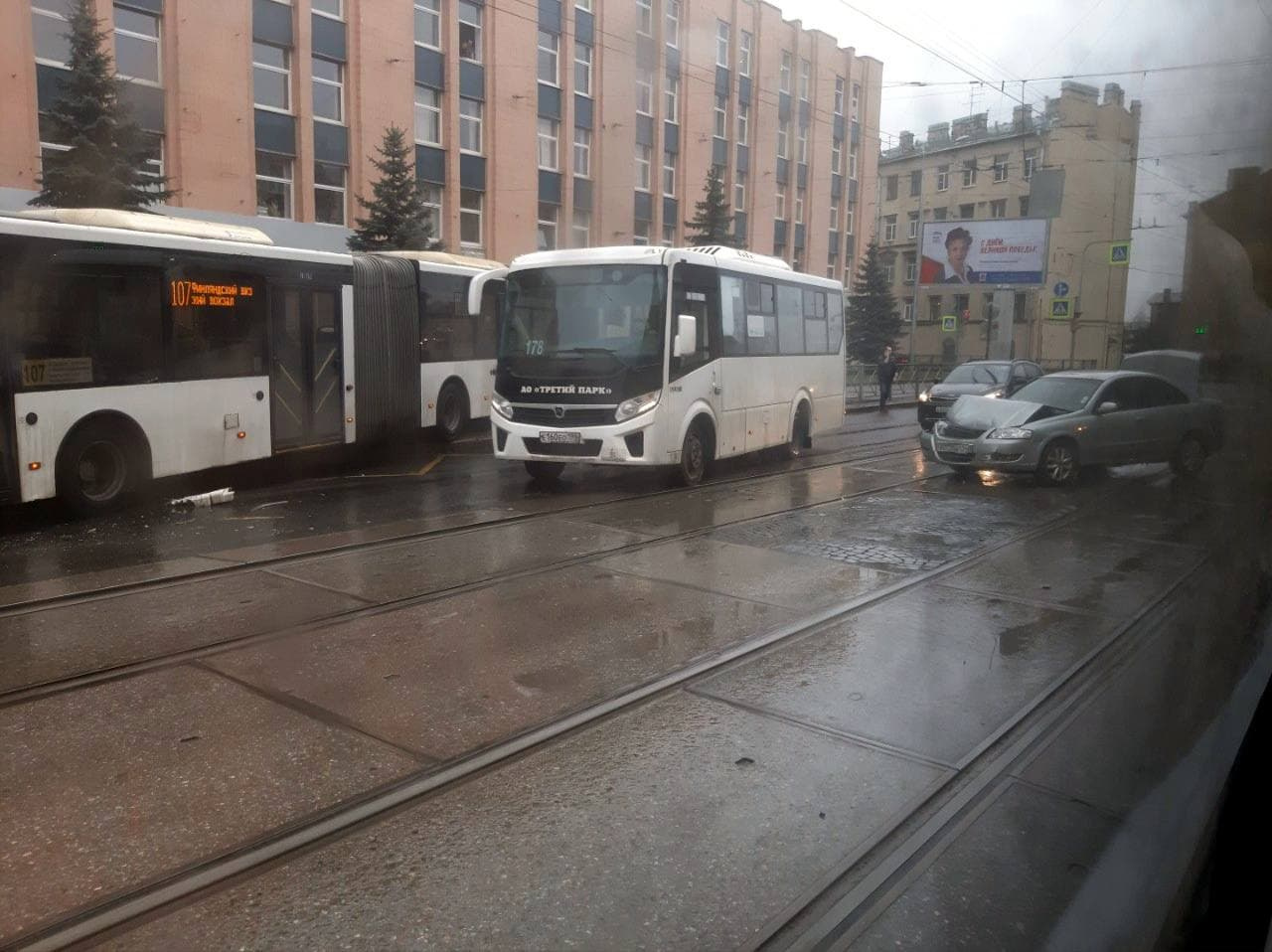 Пассажирский автобус въехал в остановку общественного транспорта в  Калининском районе Петербурга 4 мая 2021 г. - 4 мая 2021 - ФОНТАНКА.ру