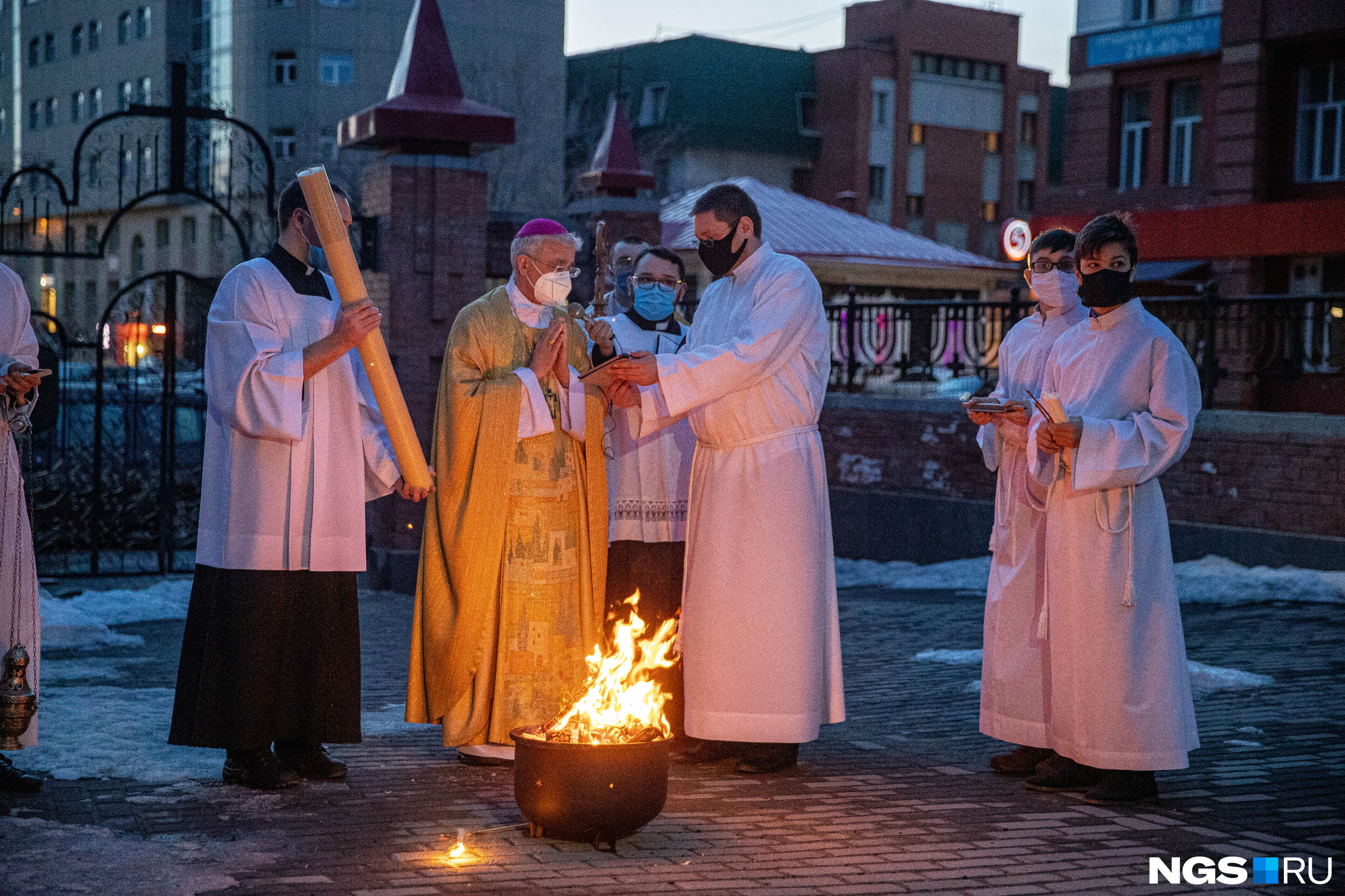Пасха в 2024 католическая почему раньше. Праздник Пасхальный у лютеран. Католики отмечают Сретение. Фотографию с григорианской Пасхой в Армении.