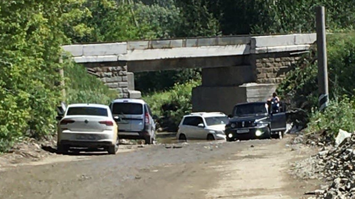 В Екатеринбурге на «дороге-ловушке» под мостом вновь тонут автомобили. Видео
