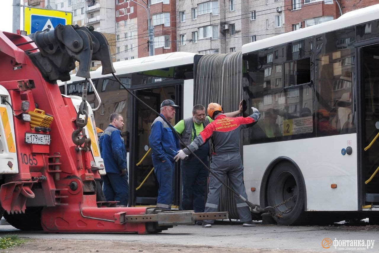 Автобус заехал. Эвакуация с помощью коленчатого подъемника