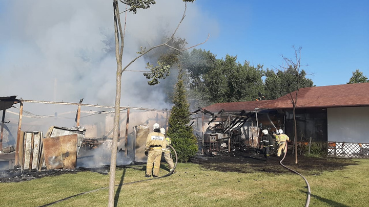 В Анапе сгорело кафе на территории семейного отеля