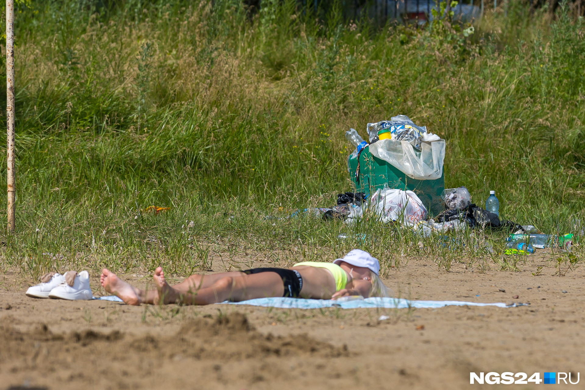 Раз официально пляжи не работают, то и мусор особо никто не убирает, но ради загара можно и потерпеть