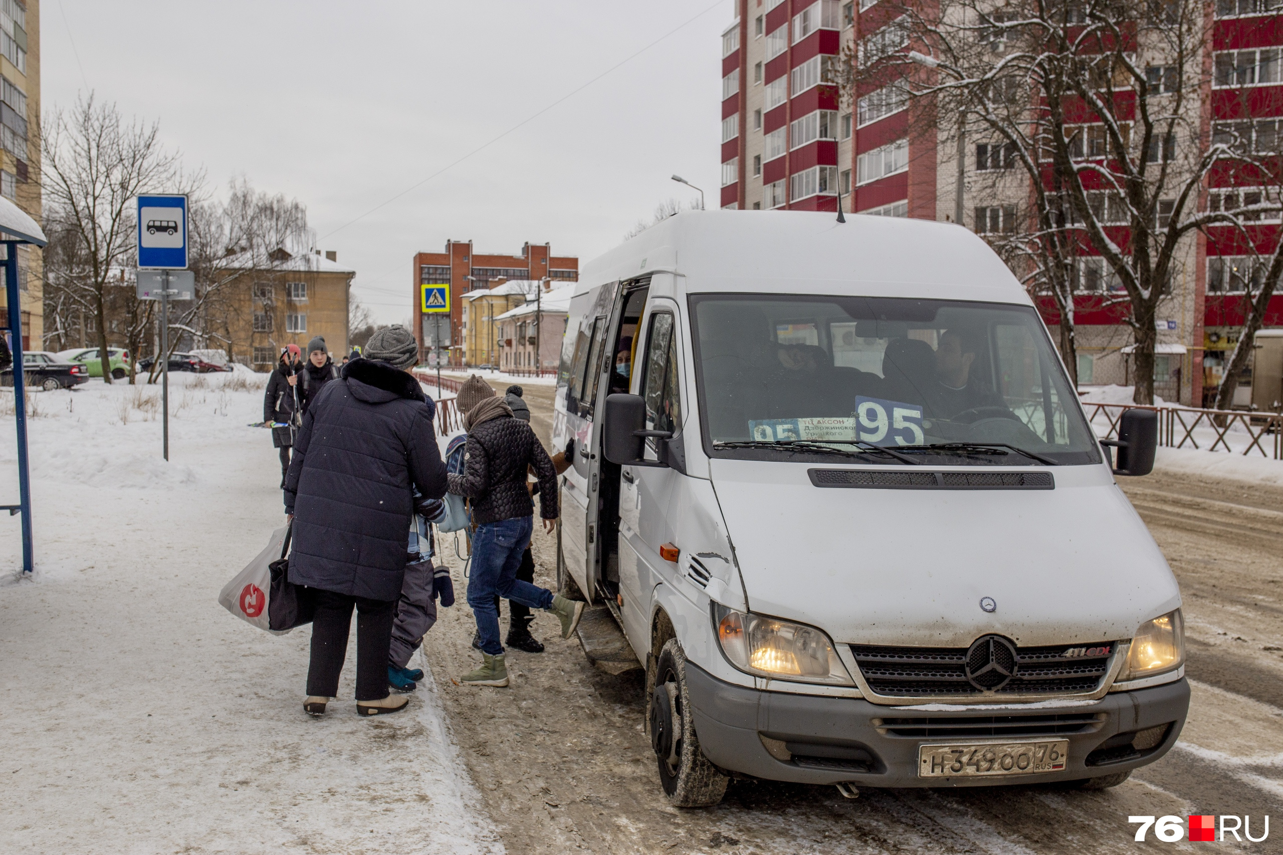 Ярославль атакован. Водитель высадил ребенка из маршрутки в Мороз. Ярославль для детей. Маршрутка не довезла. Ребенок маршрутка зима.