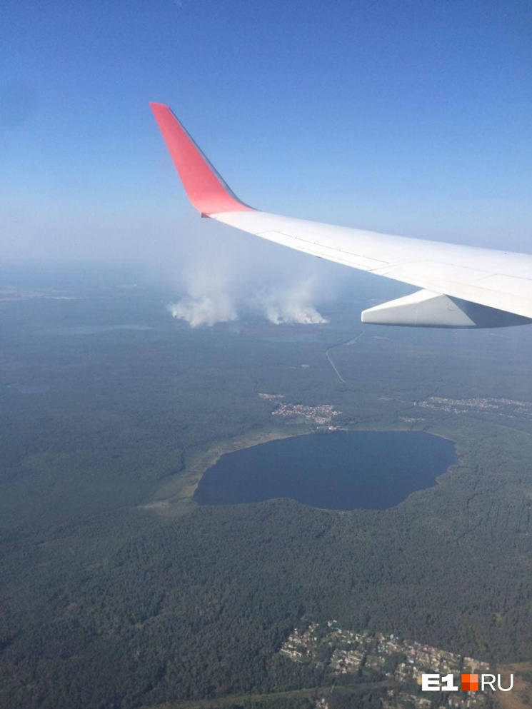 Пожары у озера Глухое из окон иллюминатора самолета