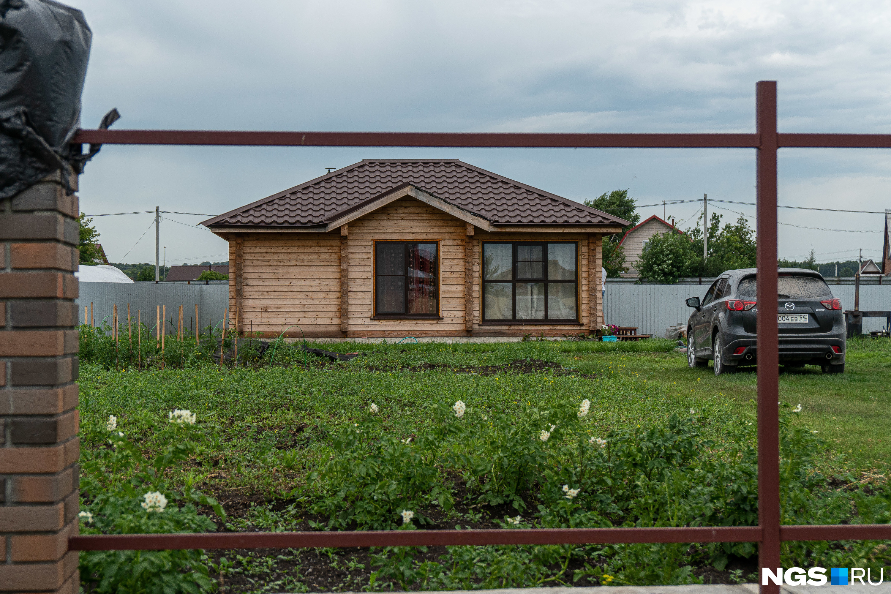 Там, где были запущенные поля Новосибирской зональной станции садоводства, теперь один за одним растут дома. Первый председатель, вспоминают местные дачники, «начал хитрить» и был осужден, но уже 10 лет в обществе живут дружно