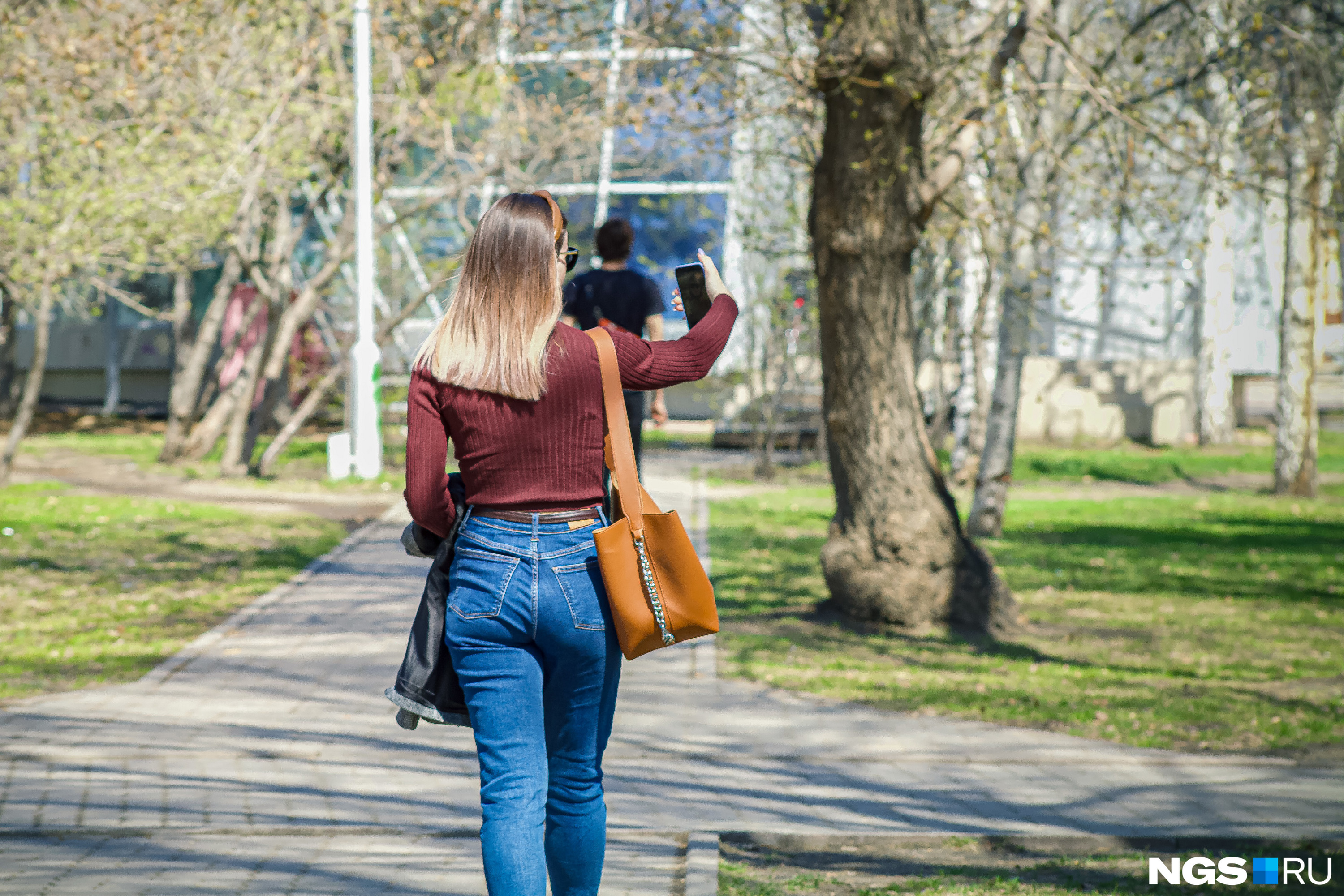А новосибирцы постарше — сделать селфи на фоне зеленеющего города А новосибирцы постарше — сделать селфи на фоне зеленеющего города