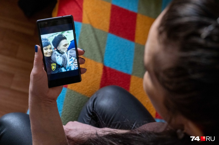 На фотографии в смартфоне сохранился памятный момент: 2017 год, Татьяна с ребенком встречает мужа из Сирии. Через два года она овдовеет