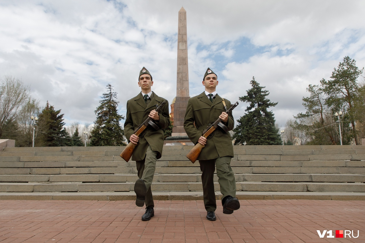 Национальная премия патриот 2023. Салют в волгограде 2 2 сентября 2022 волгоград. Победа сталинград мамаев курган. Шествие студентов. Волгоград 2 сентября.