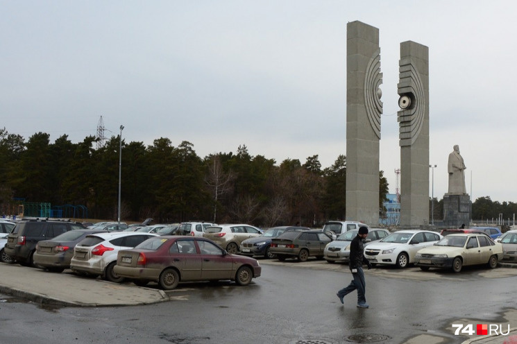 Памятник Игорю Курчатову символизирует вклад Урала в атомную мощь России