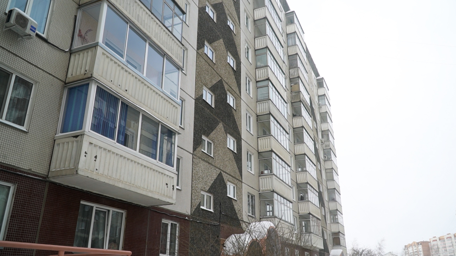 По словам коркинцев, 60–80 квартир в них ушло людям, никак не связанным с деревней