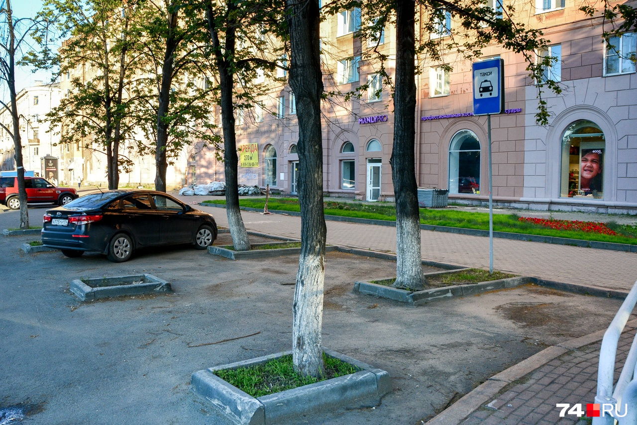 Знаки «Место для стоянки легковых такси» имеют зону действия 30 метров (по 15 метров в каждую сторону). В Челябинске они тоже ставятся в весьма спорной манере. На снимке — проспект Ленина Знаки «Место для стоянки легковых такси» имеют зону действия 30 метров (по 15 метров в каждую сторону). В Челябинске они тоже ставятся в весьма спорной манере. На снимке — проспект Ленина