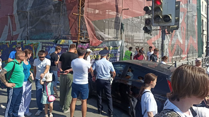 В центре Екатеринбурга машина вылетела на тротуар. На место происшествия приехала реанимация