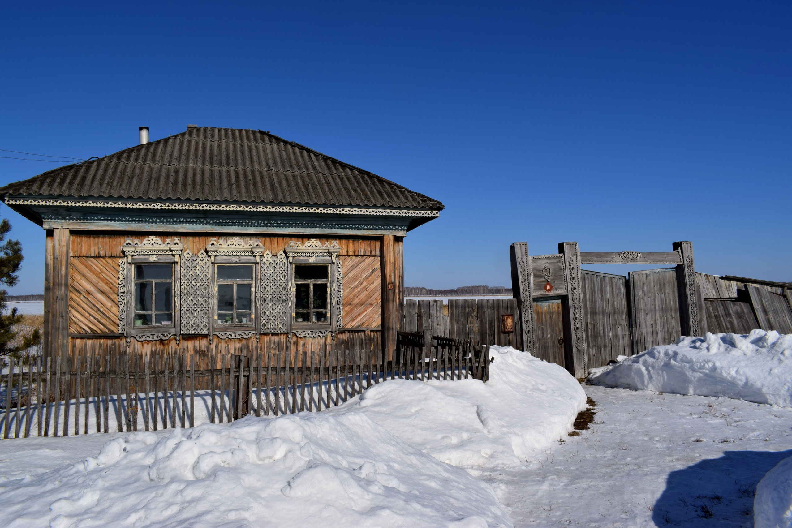 Деревня населена сибирскими татарами, Камиль Сайфуллин побывал в ней в январе и успел заснять, как она выглядела до пожара