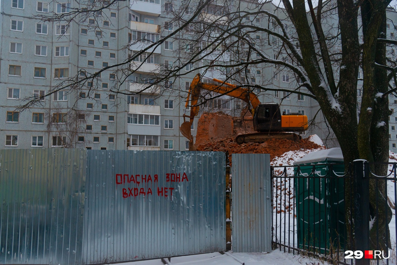 Петербургская компания стала работать не сразу. Предыдущий подрядчик сорвал снос Петербургская компания стала работать не сразу. Предыдущий подрядчик сорвал снос