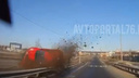 Перелетел эстакаду и врезался в отбойник: в Ярославле произошло ДТП. Видео
