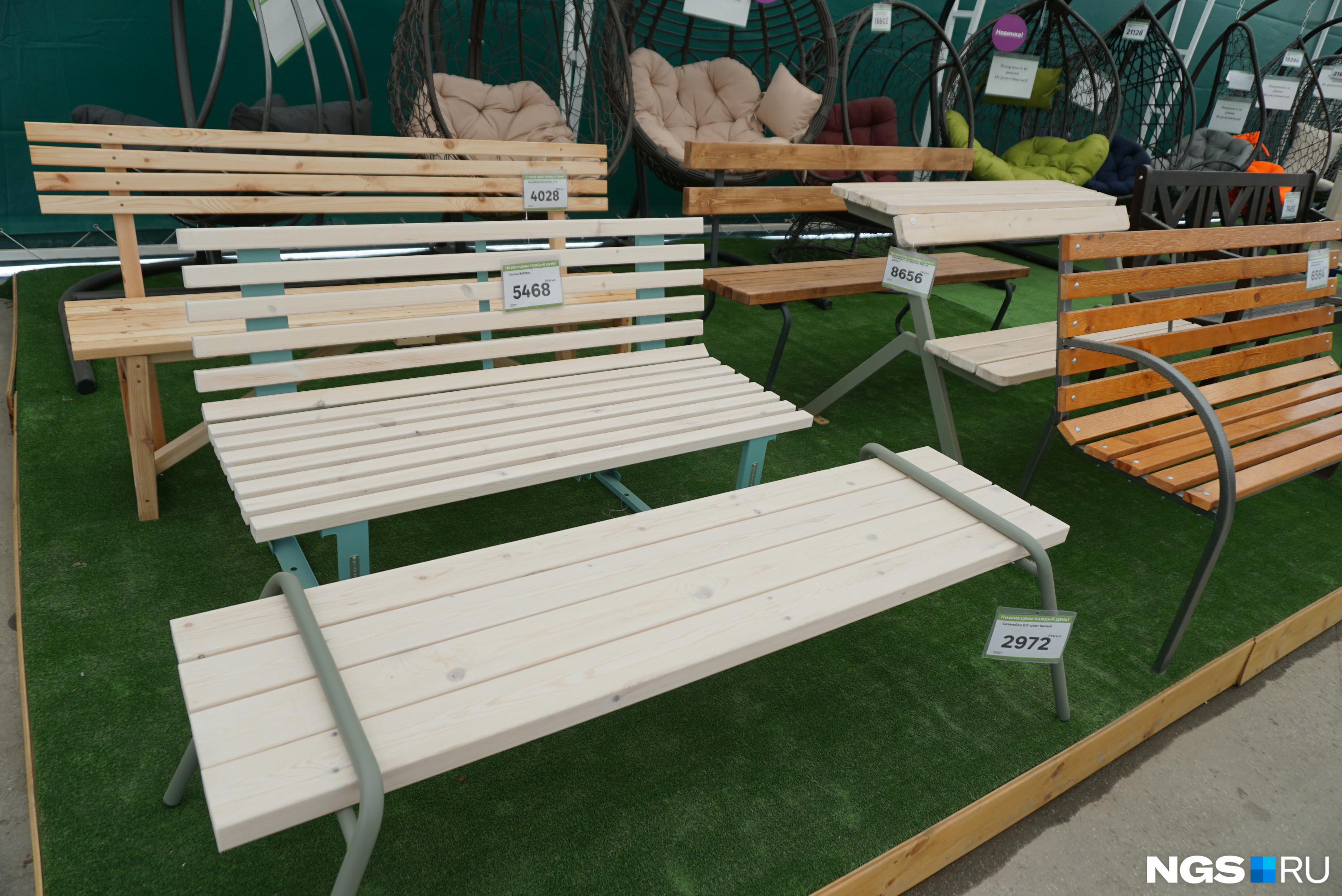 Есть и более утилитарные варианты — обычная деревенная скамейка стоит чуть больше <nobr class="_">4 тысяч</nobr> рублей. Складной стул можно купить за 1400 