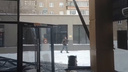 Штормовой ветер обрушил фасад торгового центра в Челябинской области
