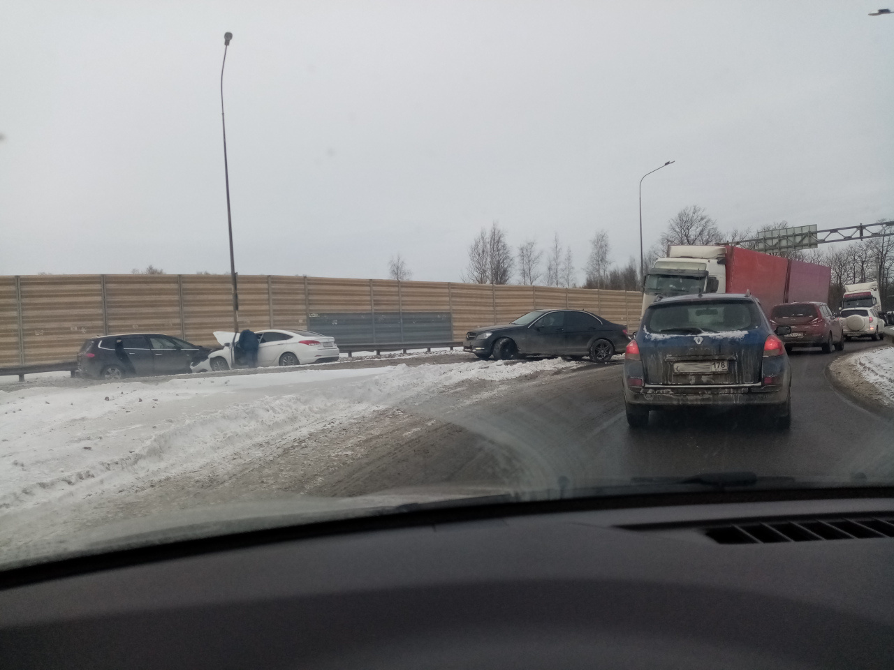 Очевидец заснял полет автомобиля с Московского шоссе во «встречку» на  Колпинском шоссе 20 февраля 2021 г. - 20 февраля 2021 - ФОНТАНКА.ру