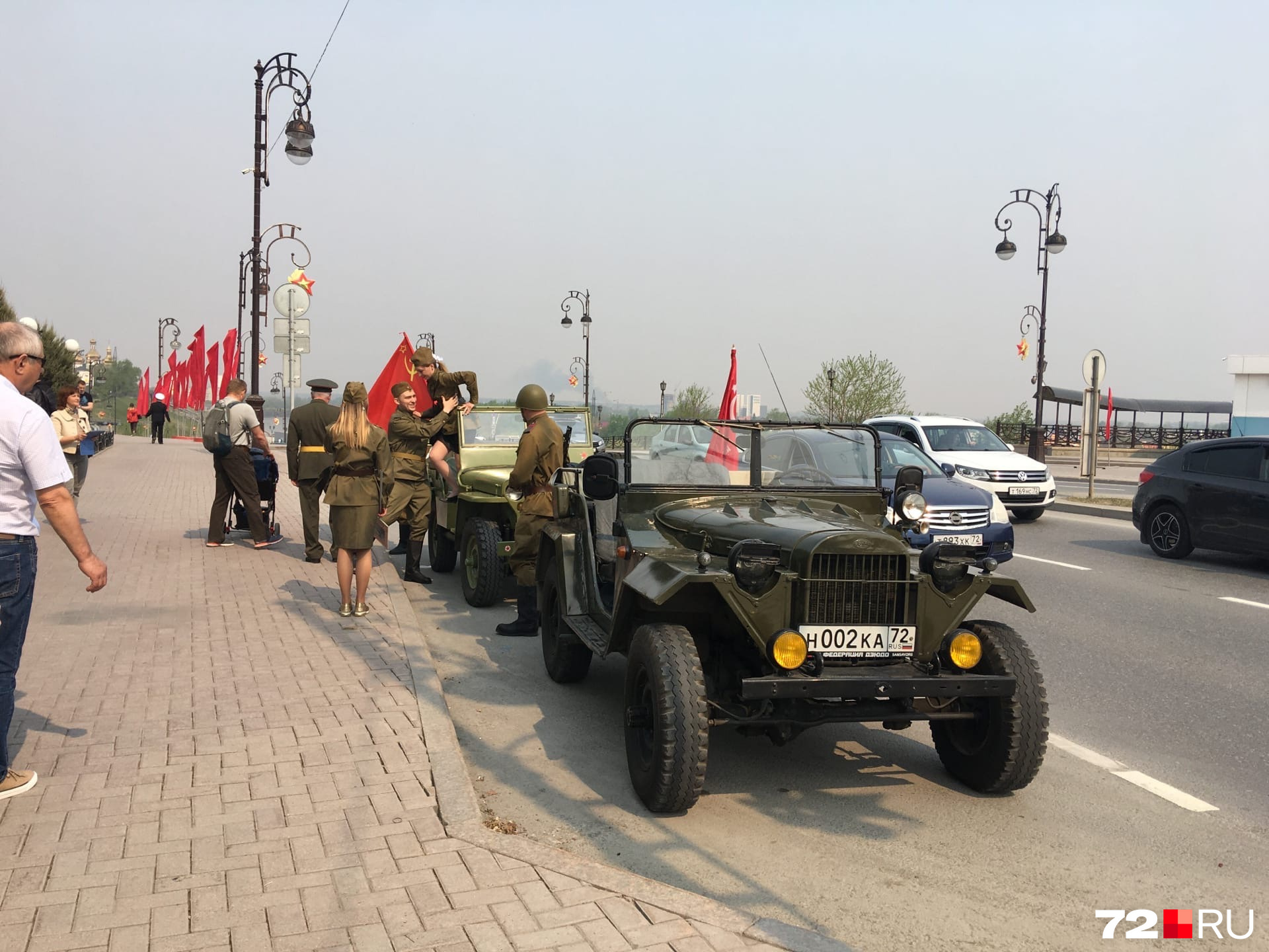 Проезжающие мимо водители приостанавливались, одобрительно сигналили вслед Проезжающие мимо водители приостанавливались, одобрительно сигналили вслед