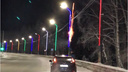 Новосибирцы устроили стрельбу фейерверками из машин по дороге к Академгородку — залпы сняли на видео