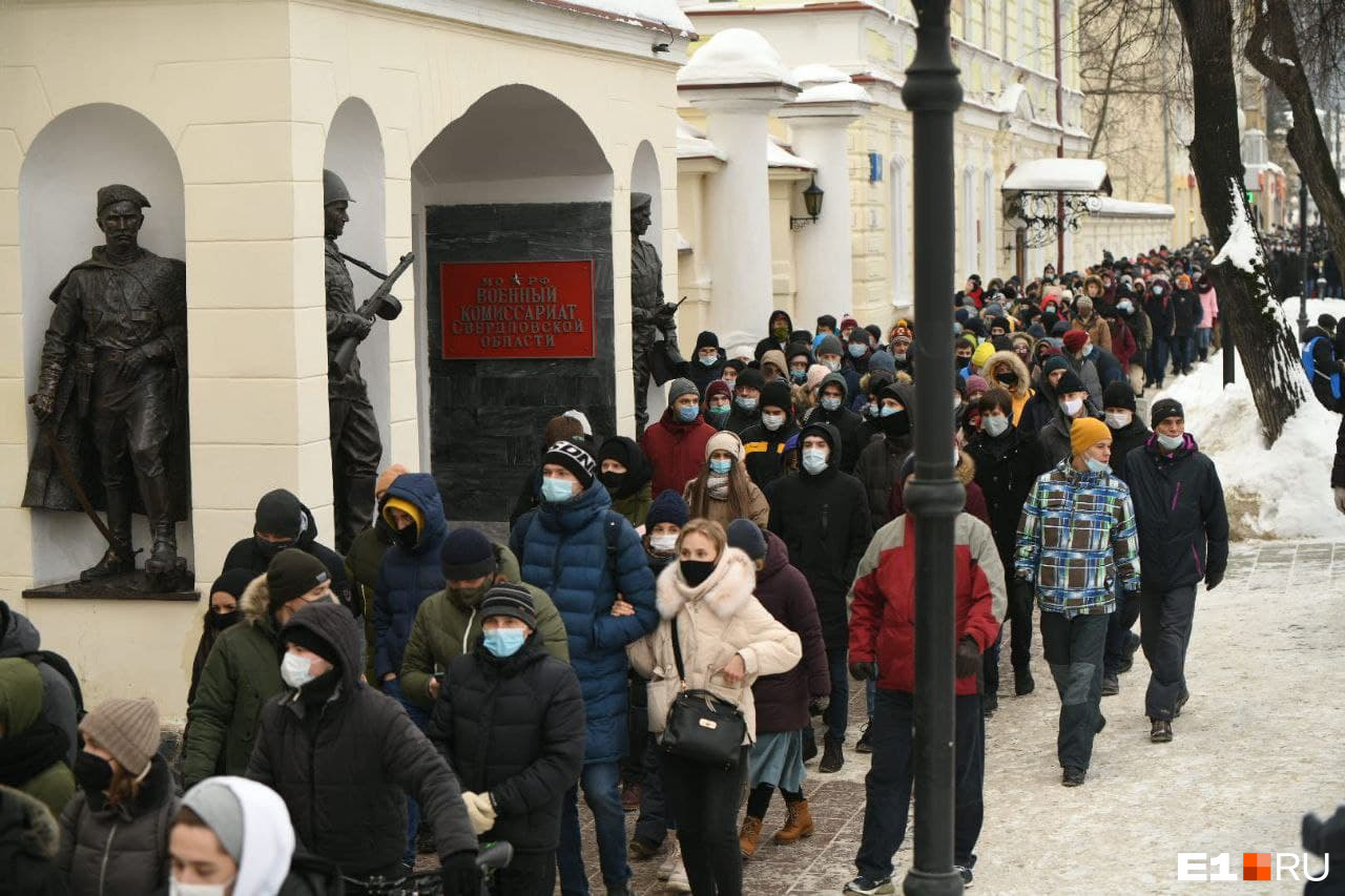 Некоторое время большое число протестующих стояли возле Дворца молодежи, затем людская река хлынула к центру Некоторое время большое число протестующих стояли возле Дворца молодежи, затем людская река хлынула к центру