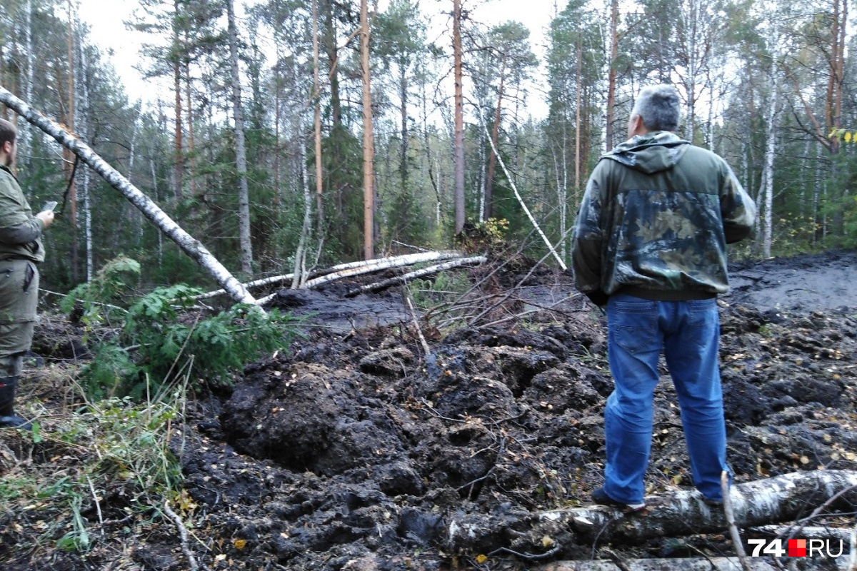 Оползень произошел точно над эпицентром землетрясения: предположительно, оно изменило потоки подземных вод, которые вышли на поверхность и спровоцировали грязевой сель Оползень произошел точно над эпицентром землетрясения: предположительно, оно изменило потоки подземных вод, которые вышли на поверхность и спровоцировали грязевой сель